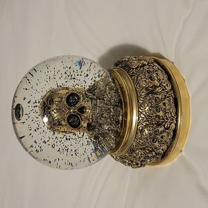 💛 Skull Snow Globe
